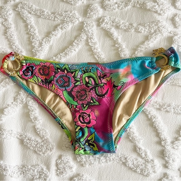 Not for sale (ISO) in search of whole bikini. - Picture 2 of 6